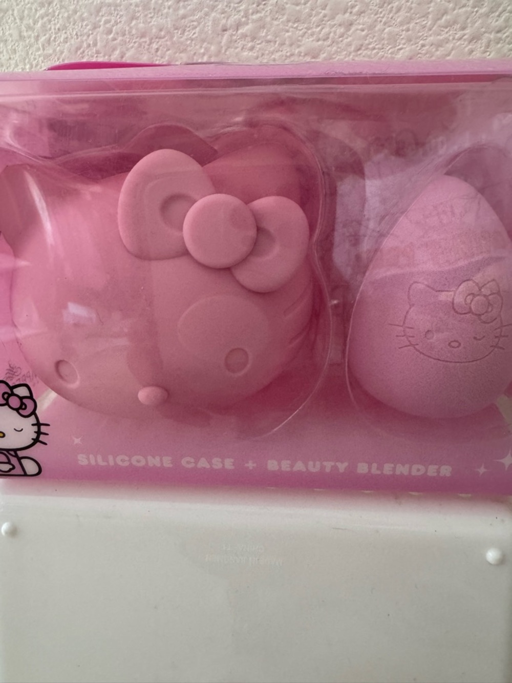 Hello Kitty Pink Silicone Case and Beauty Sponge Duo - Picture 5 of 8